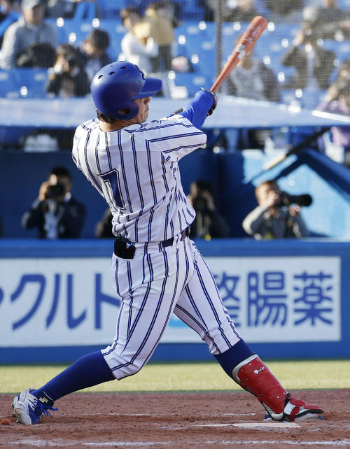 立正大対環太平洋大　8回表立正大1死一塁、伊藤（裕）は左越え2点逆転本塁打を放つ（撮影・河田真司）