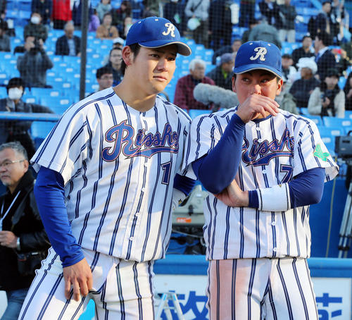 優勝し並んで表彰式を待つ立正大・伊藤裕（左）と小郷（撮影・垰建太）