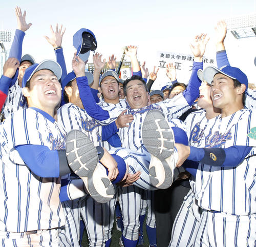 優勝を果たし選手たちの胴上げ祝福を受ける坂田監督（撮影・河田真司）