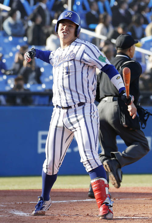8回表立正大1死一塁、伊藤裕は左越え2点逆転本塁打を放ちベンチの選手たちにガッツポーズを見せる（撮影・河田真司）