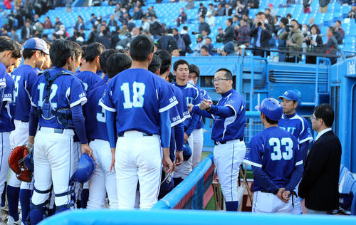 立正大に敗れ、肩を落とすナインに熱くゲキを飛ばす環太平洋大・野村監督（右から4人目）（撮影・垰建太）