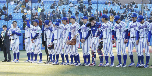 優勝を果たし応援席に整列し歓喜の涙を流す立正大ナイン（撮影・河田真司）