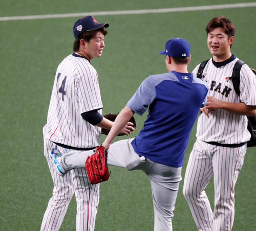 日本対MLB　前田（中央）から蹴りを入れられる大瀬良、右は岡田（撮影・加藤哉）
