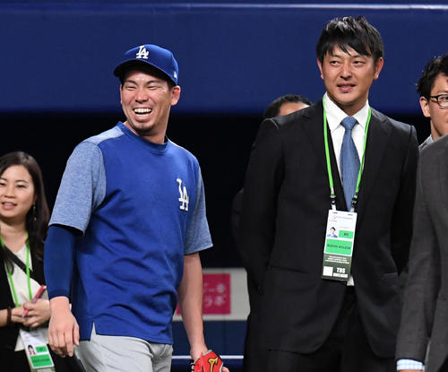 日本対MLB　試合前に話す前田（左）と岩隈（撮影・前岡正明）