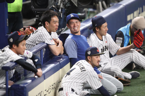 日本対MLB　試合前に日本ベンチ前で談笑する、左から山田、秋山、前田、菊池、柳田（撮影・狩俣裕三）