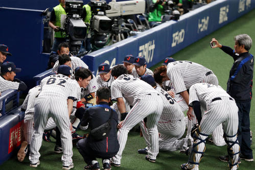 日本対MLB　試合前、円陣で声出しする甲斐（撮影・狩俣裕三）