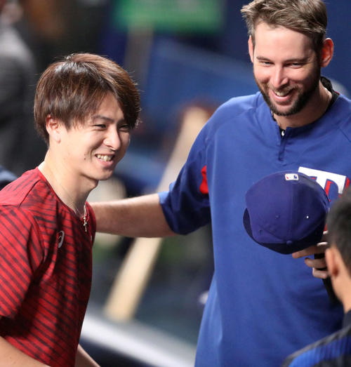 日本対MLB　試合前、元チームメートのマーティン（右）と談笑する上沢（撮影・狩俣裕三）