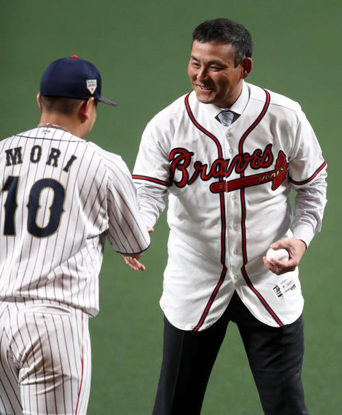 日本対MLB　始球式後、捕手を務めた森（左）と握手する川上氏（撮影・狩俣裕三）