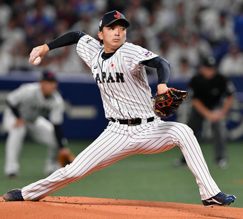 日本対MLB　日本先発で力投する東浜（撮影・滝沢徹郎）