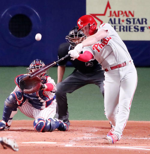 日本対MLB　2回表MLB無死一塁、ホスキンスは左越え2点本塁打を放つ（撮影・加藤哉）