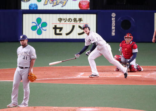 日本対MLB　2回裏日本無死、岡本は中越えソロ本塁打を放つ（撮影・加藤哉）