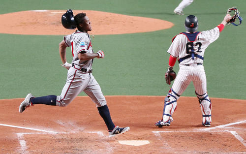 日本対MLB　3回表MLB1死二塁、ソトの適時打で生還するアクーニャJr．（左）。手前は先発東浜、右は甲斐（撮影・狩俣裕三）