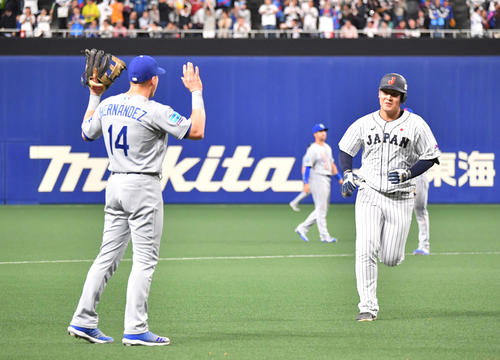 日本対MLB　2回裏日本無死、中越えソロ本塁打を放った岡本（右）に両手を上げ驚いたようなポーズをするヘルナンデス（左）（撮影・滝沢徹郎）