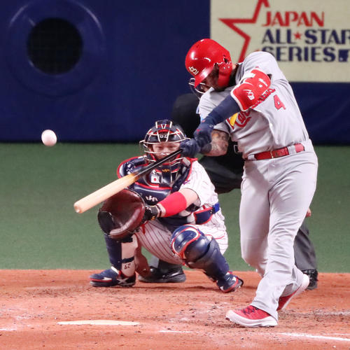 日本対MLB　4回表MLB2死一塁、モリーナは中越え適時二塁打を放つ（撮影・加藤哉）