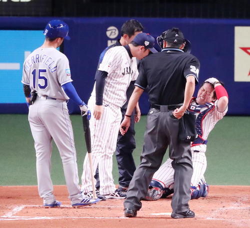 日本対MLB　2回表MLB1死一塁、メリーフィールドのファウルチップしたボールを右肩に当てる甲斐（撮影・加藤哉）
