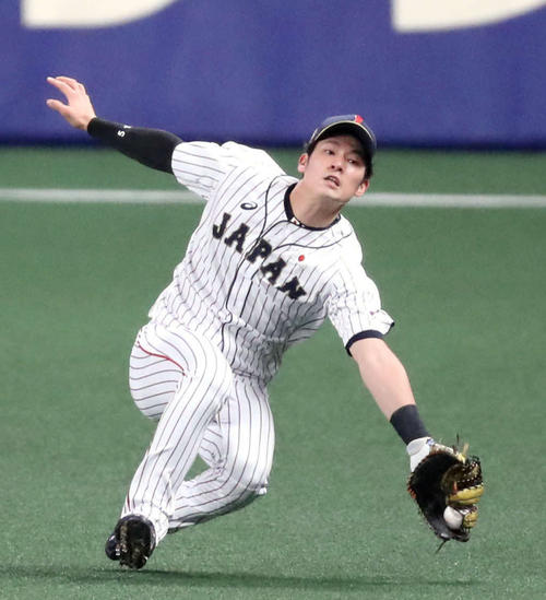 日本対MLB　6回表MLB1死二塁、モリーナの右飛を好捕する上林（撮影・狩俣裕三）
