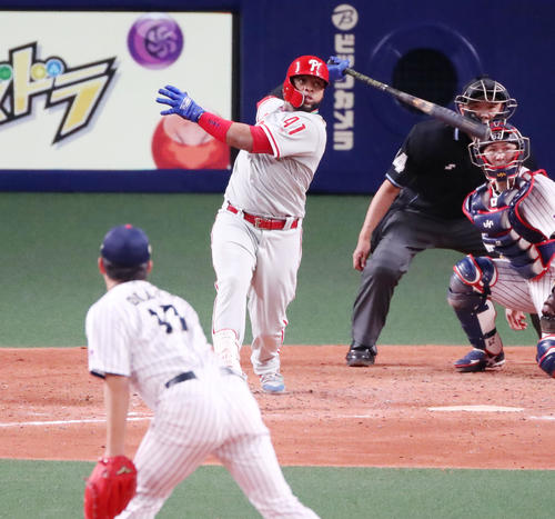 日本対MLB　6回表MLB2死二塁、サンタナは左前適時打を放つ（撮影・加藤哉）