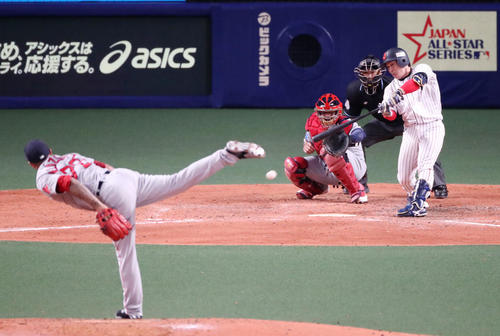 日本対MLB　7回裏日本無死一、三塁、甲斐は右前適時打を放つ（撮影・加藤哉）