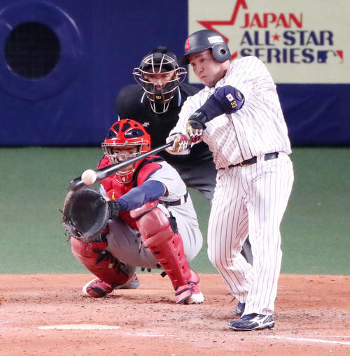 日本対MLB　7回裏日本1死一、三塁、代打山川は左中間に適時二塁打を放つ（撮影・加藤哉）