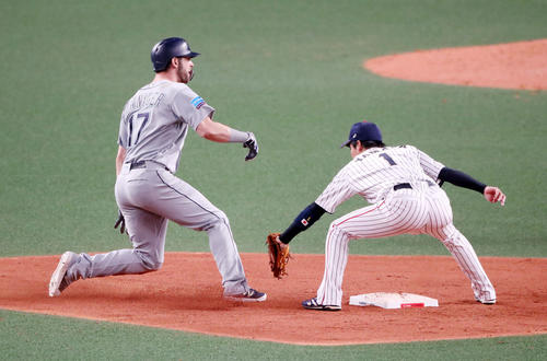 9回表MLB1死一塁、ハニガーは二塁でアウトになり試合終了、右は山田（撮影・加藤哉）