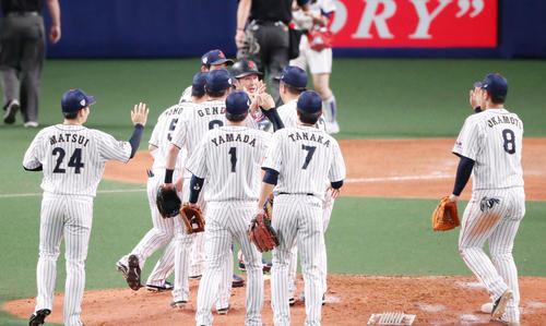 MLBに逆転勝利し甲斐（中央）はナインとハイタッチする（撮影・加藤哉）
