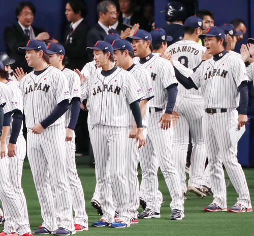 MLBに逆転勝利しナインを迎える稲葉監督（撮影・加藤哉）