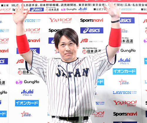 日本対MLB　お立ち台でファンの声援に応える甲斐（撮影・滝沢徹郎）