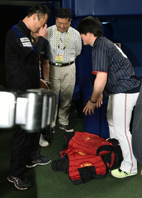 MLB対日本　モリーナから用具をプレゼントされた甲斐（右）（撮影・滝沢徹郎）
