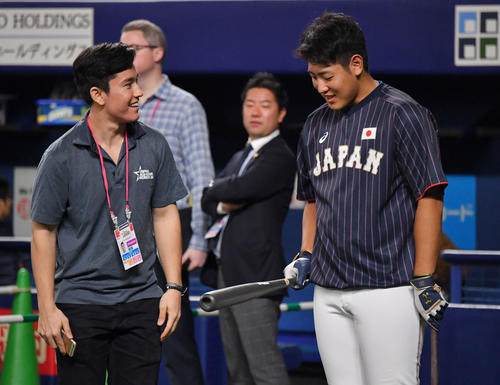 MLB対日本　関係者からヘルナンデスのバットを受け取り笑顔の岡本（右）（撮影・滝沢徹郎）
