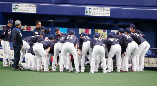 MLB対日本　試合前にベンチで円陣を組む日本ナイン（撮影・加藤哉）