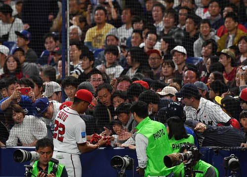 MLB対日本　ファンにプレゼントするソト（撮影・滝沢徹郎）