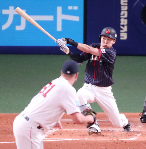 MLB対日本　2回表日本無死満塁、源田は右線適時三塁打を放つ（撮影・加藤哉）