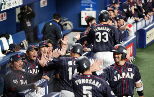 MLB対日本　2回表日本無死満塁、源田の3点適時三塁打で生還した森（手前）らを迎える稲葉監督（左から2人目）ら日本ベンチ（撮影・狩俣裕三）