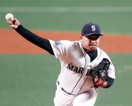MLB対日本　2回表途中から登板するラミレス（撮影・狩俣裕三）
