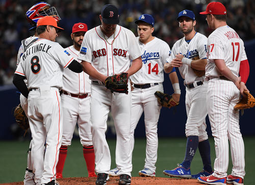 MLB対日本　2回表日本無死三塁、日本に3点を先制され交代、、がっくりとベンチに戻るブライアン・ジョンソン（中央）（撮影・前岡正明）
