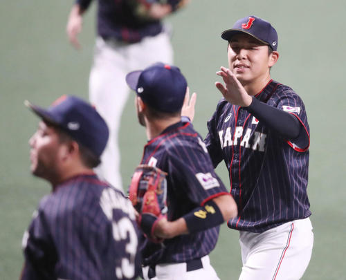 MLB対日本　4回裏を終え、菊池（中央）とタッチを交わす笠原（撮影・狩俣裕三）