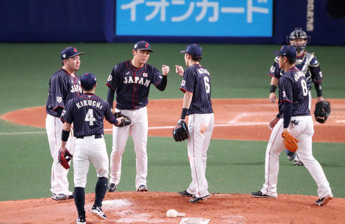 MLB対日本　5回裏MLB1死一、二塁、日本先発笠原（左から3人目）は無死点ピッチングで源田とグータッチし降板する（撮影・加藤哉）