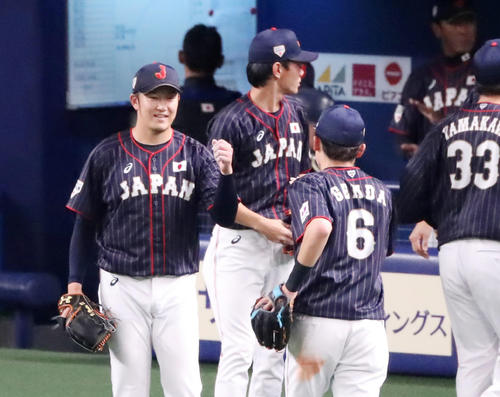 MLB対日本　7回裏の登板を終え笑顔でナインを迎える岩貞（撮影・加藤哉）