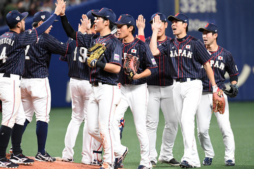 MLB対日本　MLBに勝利、喜ぶ侍ジャパンナイン（撮影・前岡正明）