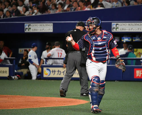 MLB対日本　8回裏MLB2死満塁、テーラーを空振り三振に仕留めた佐藤に向かってサムアップする甲斐（撮影・滝沢徹郎）