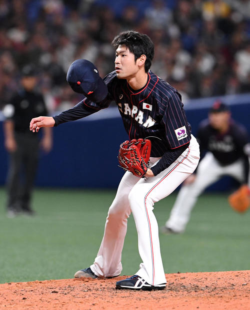 MLB対日本　日本3番手の佐藤（撮影・前岡正明）