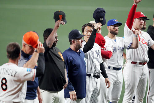 MLB対日本　試合後、ファンの声援に応える松井コーチ（中央）とMLBの選手たち（撮影・狩俣裕三）