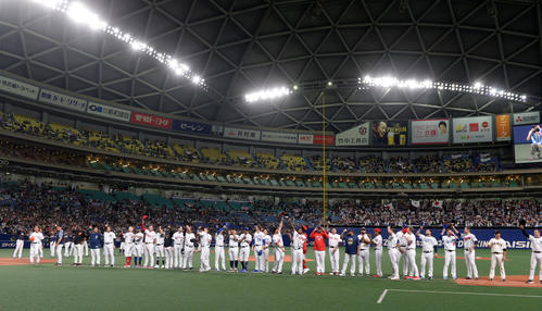 MLB対日本　最終戦を終えファンにあいさつするMLB、侍ジャパンナイン（撮影・前岡正明）
