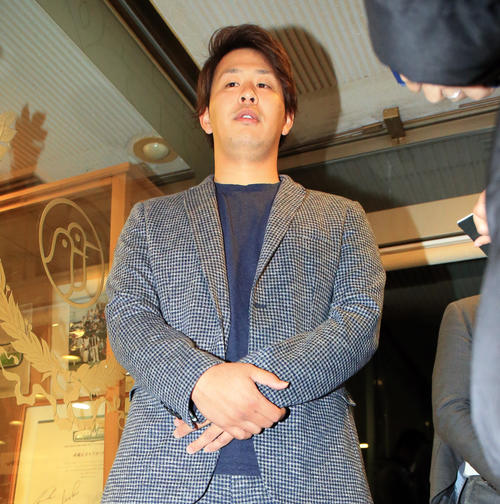 球団納会ゴルフ後、報道陣の質問に答える浅村(撮影・浅見桂子)