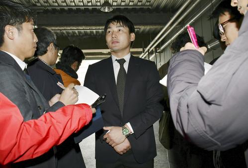 広島から巨人への移籍を表明し、取材に応じる丸佳浩外野手(中央)(マツダスタジアム=共同)