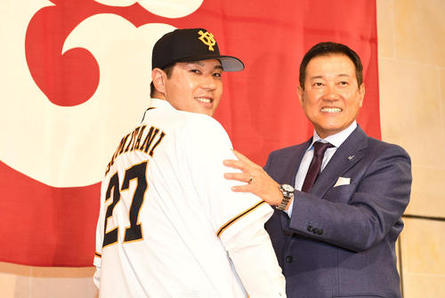 巨人の入団会見で炭谷（左）は背番号27のユニホームを着て原監督と記念撮影（撮影・山崎安昭）
