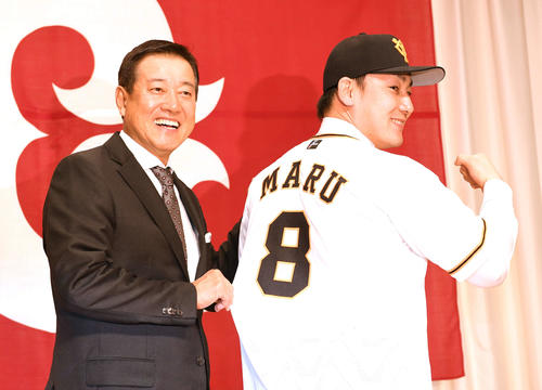 巨人入団会見で丸（右）は背番号8のユニホームを着て笑顔を見せる。左は原監督（撮影・山崎安昭）