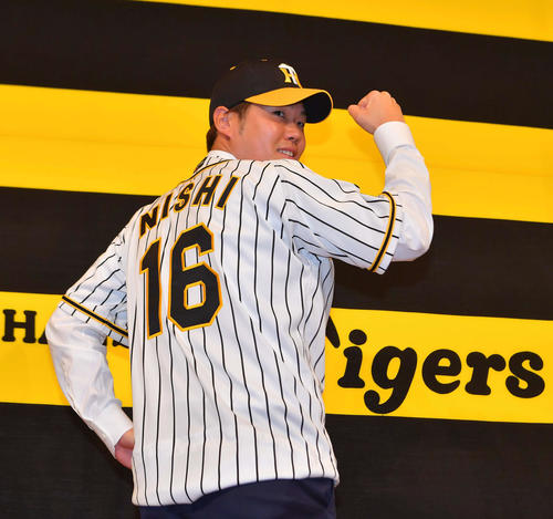 18年12月14日、オリックスから阪神へ移籍し、入団会見をする西勇輝