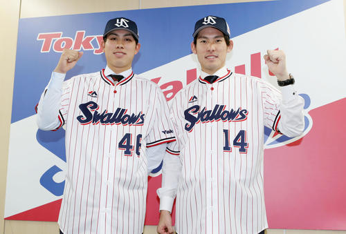 入団会見でユニホームを着て、記念撮影する太田（左）と高梨（撮影・狩俣裕三）