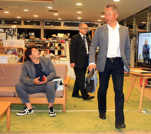 球団納会ゴルフ後、取材を終えた辻監督(右)は、待機していた浅村とすれ違う(撮影・浅見桂子)